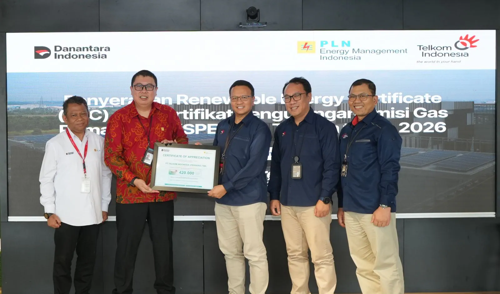 Penyerahan Renewable Energy Certificate dan SPE GRK dari EMI kepada Telkom di Jakarta