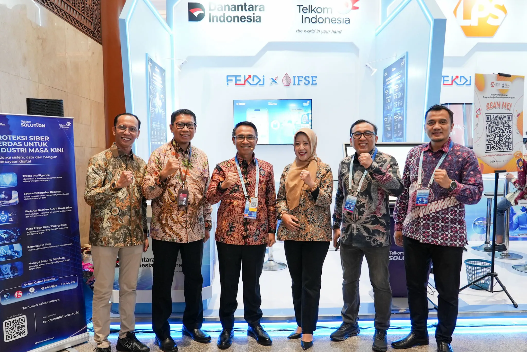 Direktur IT Digital Telkom Faizal Rochmad Djoemadi bersama jajaran TelkomGroup di booth Telkom Solution dalam ajang FEKDI x IFSE 2026 di JICC Jakarta