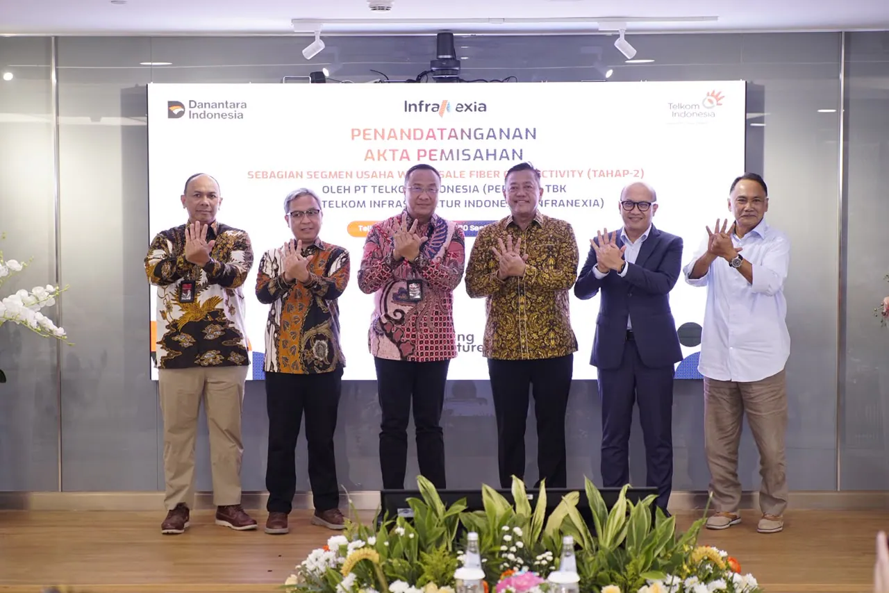 Direksi Telkom dan InfraNexia dalam konferensi pers penandatanganan deed of spin-off